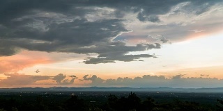 在日落时，用云彩拉长多彩的戏剧性的天空。