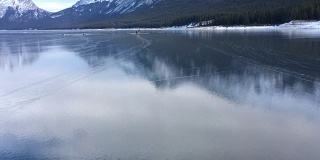 在结冰的湖面上滑冰的人