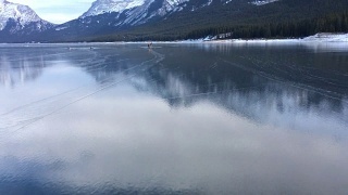 在结冰的湖面上滑冰的人视频素材模板下载