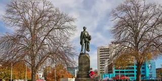 4K延时缩小:新西兰克赖斯特彻奇市中心的约翰·罗伯特·考德利纪念碑。