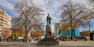 4K时光流逝:新西兰克赖斯特彻奇市中心的约翰·罗伯特·考德利纪念碑。