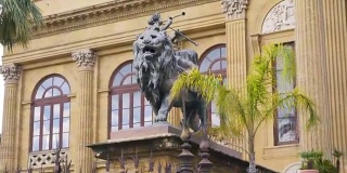 意大利西西里岛巴勒莫，马西莫·维托里奥·埃马努埃莱剧院前的狮子雕像。股票。意大利的狮子雕像