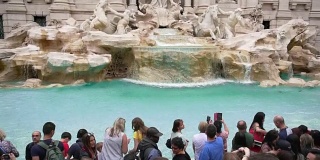 罗马——2018年4月:意大利罗马，许多游客在许愿池附近。慢动作