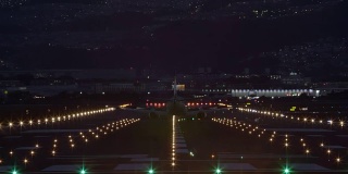 飞机降落在跑道上的夜景