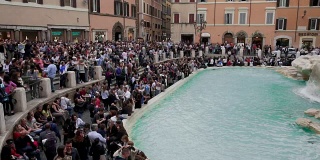罗马——2018年4月:意大利罗马，许多游客在许愿池附近。缓慢的运动。多莉。右到左