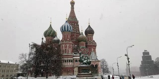 游客们在莫斯科红场上行走