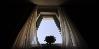 窗户上有白色、粉色和红色的婚礼花束。新娘的早晨。窗边的花束