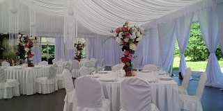 为宾客准备的婚礼大厅内部装饰。婚礼和庆典用的漂亮房间。结婚的概念。豪华时尚的婚宴紫色装饰昂贵的大厅。婚礼装饰