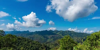 美丽的热带山脉和蓝天与移动的云。时间流逝的视频