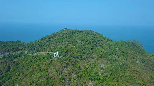 鸟瞰科斯场岛上热带海滩的海滨码头。泰国