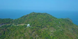 鸟瞰科斯场岛上热带海滩的海滨码头。泰国