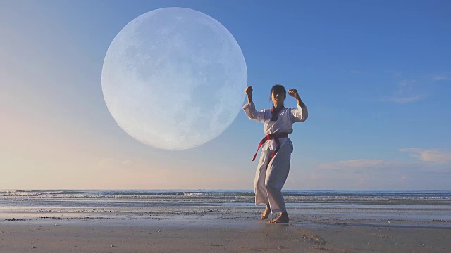 4k:年轻女子在户外沙滩上练习武术，满月的背景