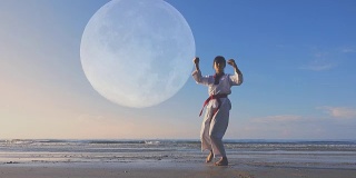 4k:年轻女子在户外沙滩上练习武术，满月的背景