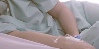 医院里的亚洲女病人的视频