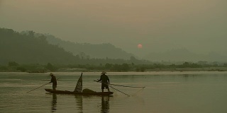 当地渔民的生活方式是在清晨日出时工作。