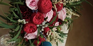 婚礼上的红玫瑰花束