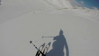 高山滑雪者下粉坡的POV视频素材模板下载