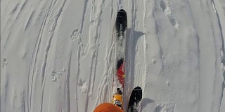POV高山滑雪者攀登粉雪坡