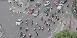 慢镜头摩托车和汽车在十字路口