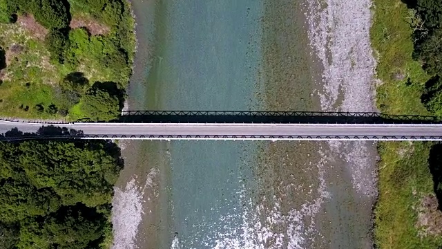 新西兰南岛西海岸绿松石河上的大桥。
