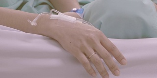 医院里的亚洲女病人的视频