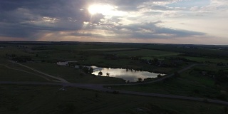 大草原上湖面上的日落
