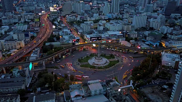 鸟瞰图巨大的环岛和交通灯在胜利纪念碑黄昏在曼谷，泰国