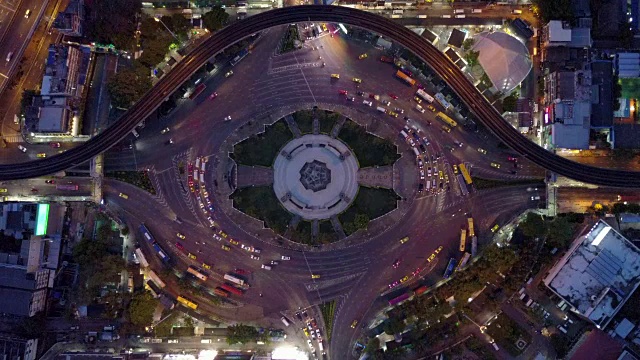 鸟瞰图巨大的环岛和交通灯在胜利纪念碑晚上在曼谷，泰国