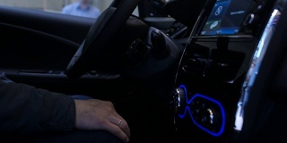 人在车上使用大触摸屏仪表盘，测试新的车辆功能