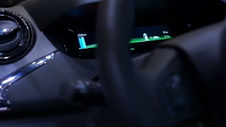 电动汽车仪表盘的特写，显示电池充电，插电式站视频素材模板下载