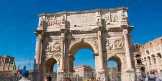 背景中的罗马斗牛场凯旋门，时间流逝在意大利最著名的地方