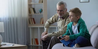 爷爷陪孙子玩电子游戏，赢钱，和小朋友交流