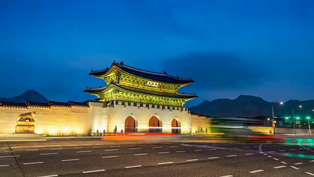 韩国首尔京福宫的夜景和交通状况。(缩小)