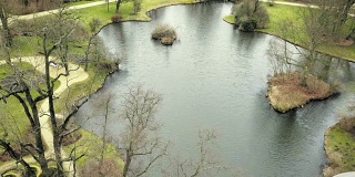 城堡观赏池塘。沐浴池的花园项目。花园公园的绿洲