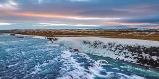 冰岛冬季的海湾瀑布