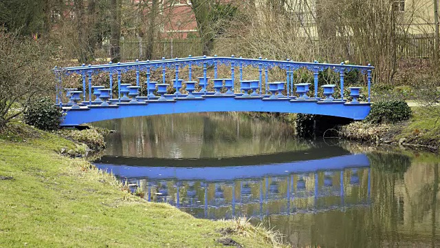 溪流与蓝色金属新艺术的桥