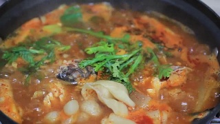 韩式辣鱼炖汤。美味和受欢迎的食物。视频素材模板下载