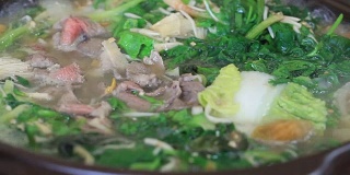 韩式菠菜牛肉汤，或者用韩语来说。白开水配各种蛤蜊。下厨用烟熏的鲜美。