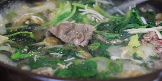 韩式菠菜牛肉汤，或者用韩语来说。白开水配各种蛤蜊。下厨用烟熏的鲜美。