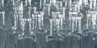 大量的新玻璃瓶被轻微地向前推进或向旁边移动