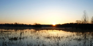 日出在湖上，日出在河上，清晨风景