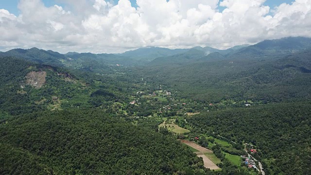 无人机鸟瞰泰国清迈地区绿色稻田的视频