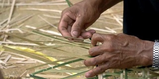 工艺活动:编织竹篮
