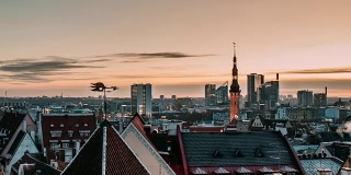 爱沙尼亚塔林,欧洲。时光流逝的城市景观。从黑夜到清晨日出的过渡。老城区和现代城市。著名的地标。联合国教科文组织。放大倾斜