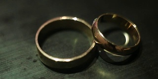 灯笼下的结婚戒指