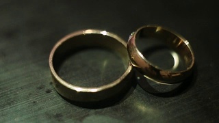 灯笼下的结婚戒指视频素材模板下载