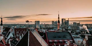 爱沙尼亚塔林,欧洲。时光流逝的城市景观。从黑夜到清晨日出的过渡。老城区和现代城市。著名的地标。联合国教科文组织。潘全景