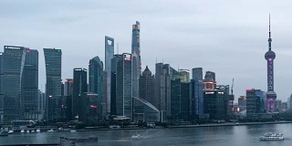 T/L WS HA ZO高视角上海市区，白天到晚上的过渡/上海，中国