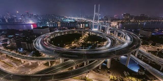 中国上海，多个高速公路和立交桥夜间高峰时的交通状况