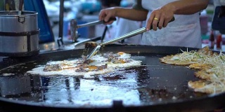 蚝油煎:一种由面粉和水混合而成的泰国食物。在热油中炸。煎贻贝煎饼，蛋糊煎贻贝，再放贻贝或牡蛎炒蛋，街头小吃。4k。